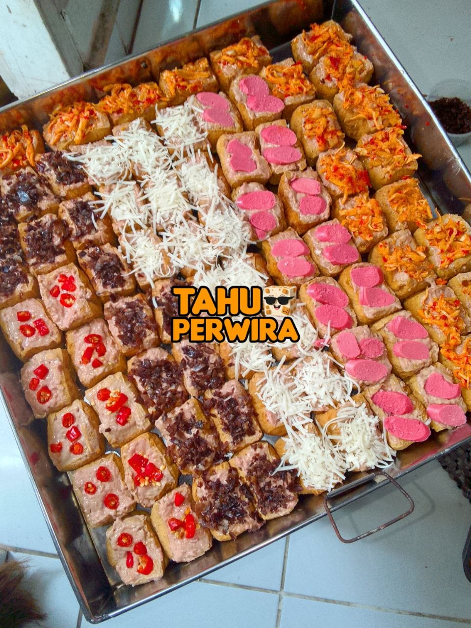Aneka topping Bakso Tahu — keju, coklat, cabai, dan sosis